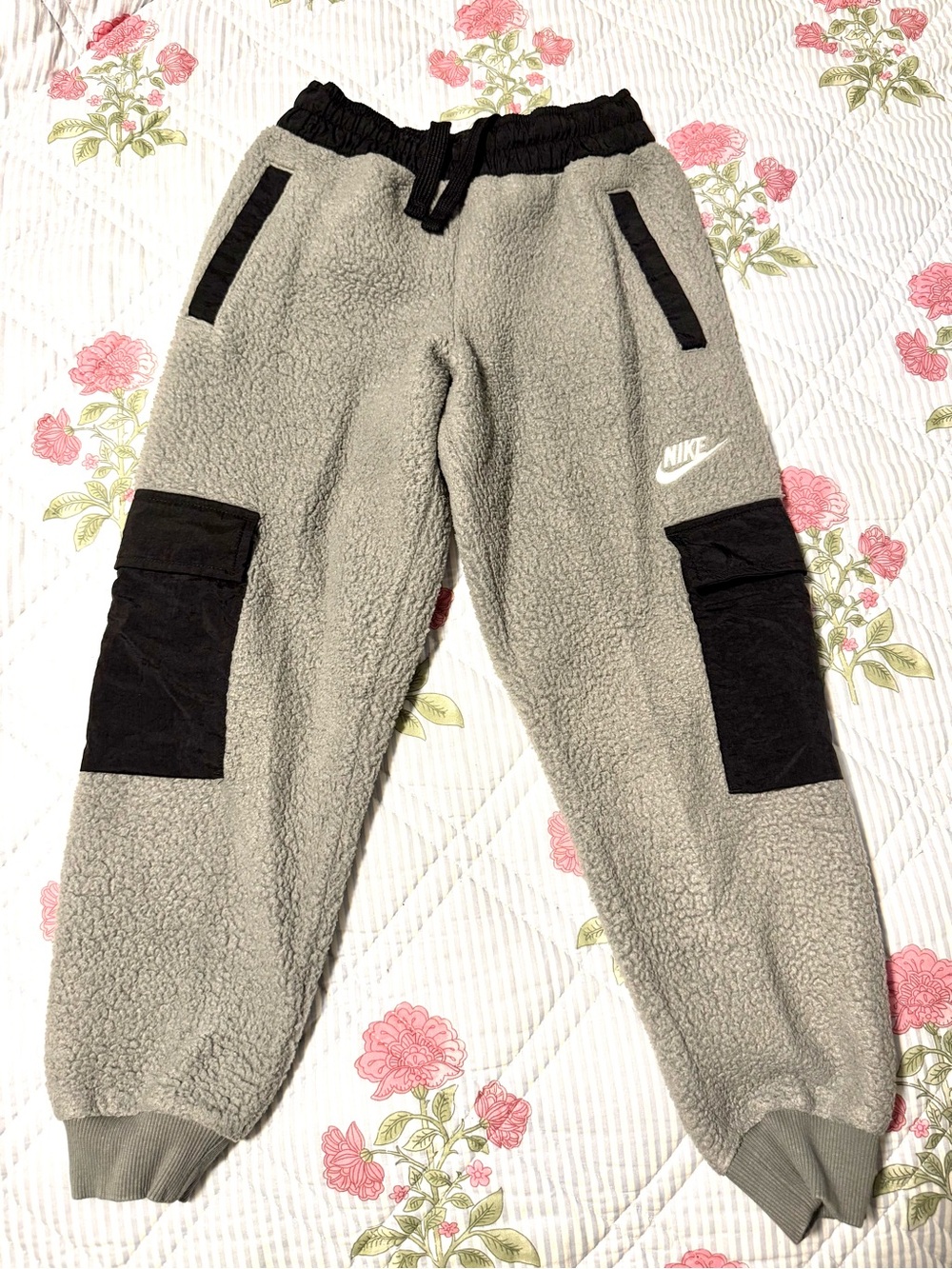NIKE Kids Sportswear Club Fleece Pants w/Cargo Pockets and Elastic Waist